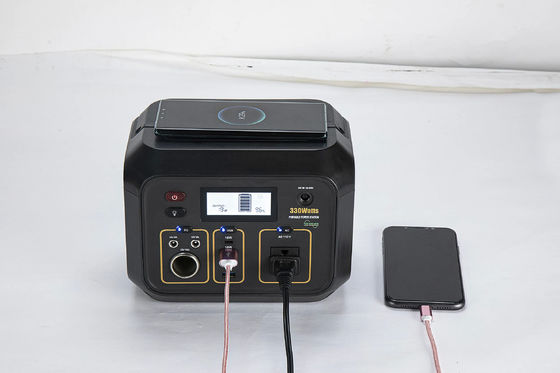 Individu conduisant la centrale sans fil portative de remplissage de la centrale de camping 330W 317.4Wh